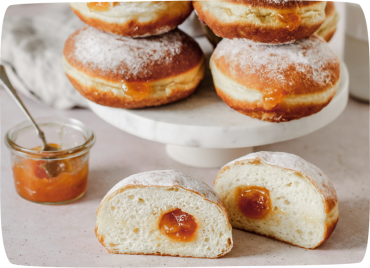 Pustni krof z marelično marmelado